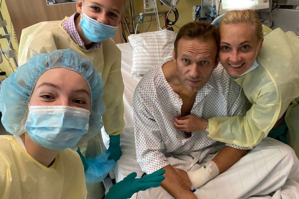 Pada 20 Agustus lalu, Navalny jatuh sakit secara tiba-tiba dalam penerbangan pesawat dari Siberia menuju Rusia, dan hingga kini mendapat perawatan medis di Jerman. Otoritas Jerman menyebut dia diracun dengan Novichok, namun Rusia menyangkal hal itu.