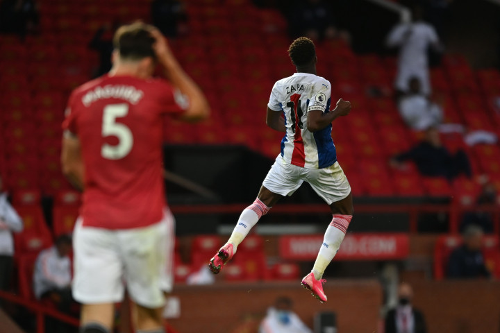 Wilfried Zaha melakukan selebrasi usai mencetak gol ke gawang Manchester United. AFP Photo/Shaun Botterill
