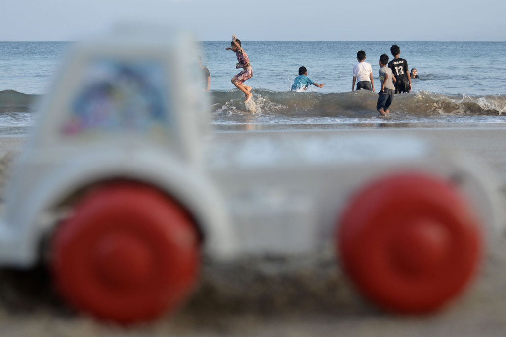 Wisatawan bermain di kawasan wisata Pantai Santolo, Pameungpeuk, Kabupaten Garut, Jawa Barat.