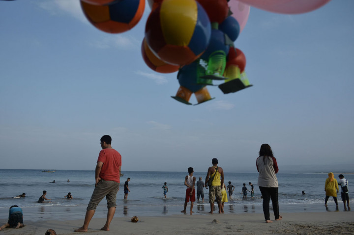 Pantai Santolo menjadi salah satu destinasi wisata populer di Garut bagian selatan yang memiliki bentang pantai yang cukup panjang dan ramai dikunjungi wisatawan domestik maupun mancanegara. 