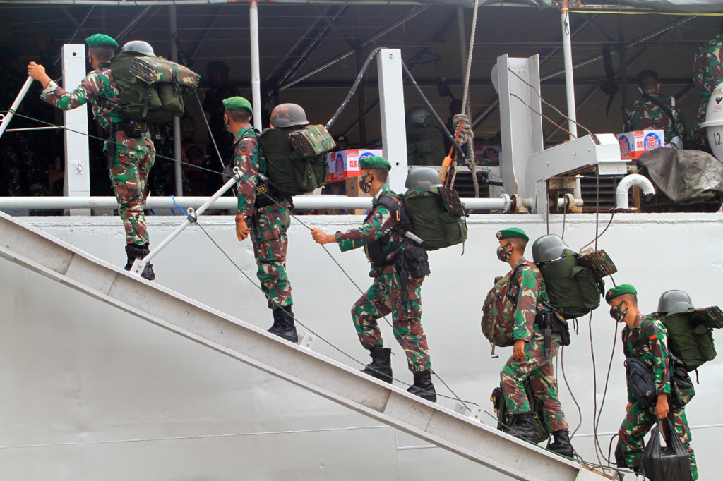 Sejumlah prajurit Yonif 133/Yudha Sakti menaiki tangga kapal di Pelabuhan Dwikora Pontianak, Kalimantan Barat.