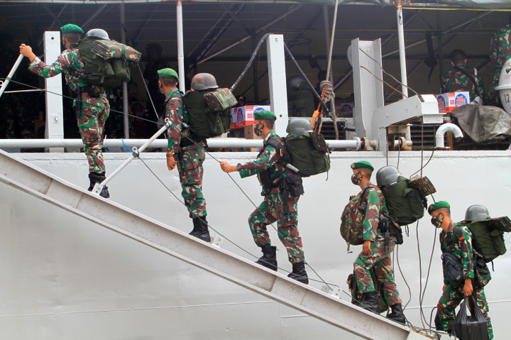 Sejumlah prajurit Yonif 133/Yudha Sakti menaiki tangga kapal di Pelabuhan Dwikora Pontianak, Kalimantan Barat.
