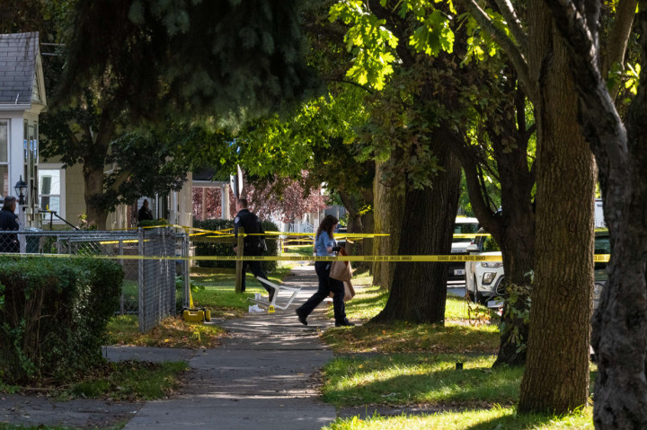 Sejumlah petugas kepolisian Rocheste melakukan olah tempat kejadian perkara insiden penembakan yang menewaskan dua remaja dan 14 orang lainnya sebelum pukul 00.30 malam.