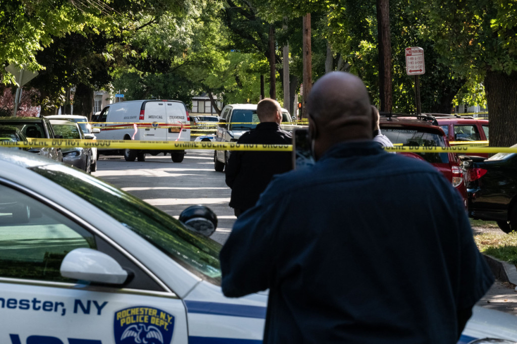 Mobil polisi berjaga-jaga di TKP. Petugas Kepolisian Rochester, Frank Umbrino, menduga pelaku penembakan terdiri dar tiga atau empat orang.