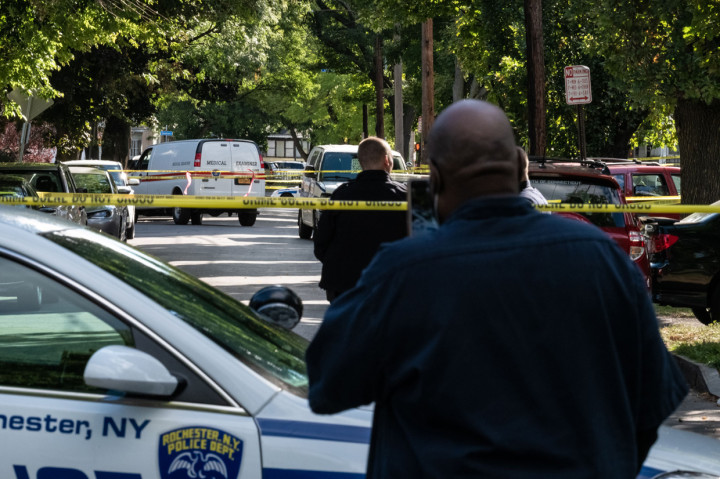 Mobil polisi berjaga-jaga di TKP. Petugas Kepolisian Rochester, Frank Umbrino, menduga pelaku penembakan terdiri dar tiga atau empat orang.