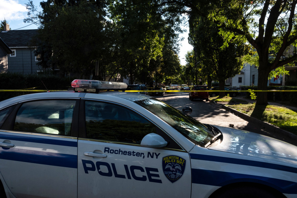 Polisi mengidentifikasi dua korban meninggal dunia yakni Jaquayla Young yang merupakan lulusan East High School dan Jarvis Alexander lulusan University Preparatory Charter School for Young Men.