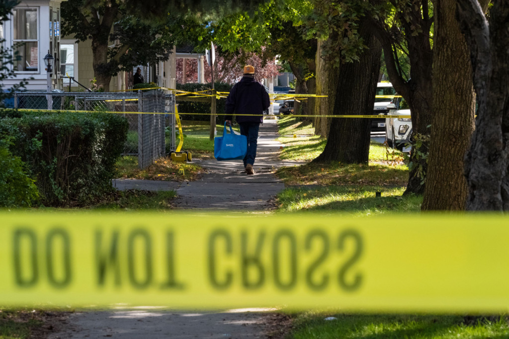 Polisi menemukan lebih dari 40 selongsong peluru di tempat kejadian usai empat pelaku itu melepaskan tembakan.