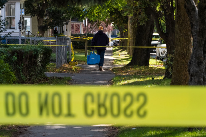 Polisi menemukan lebih dari 40 selongsong peluru di tempat kejadian usai empat pelaku itu melepaskan tembakan.