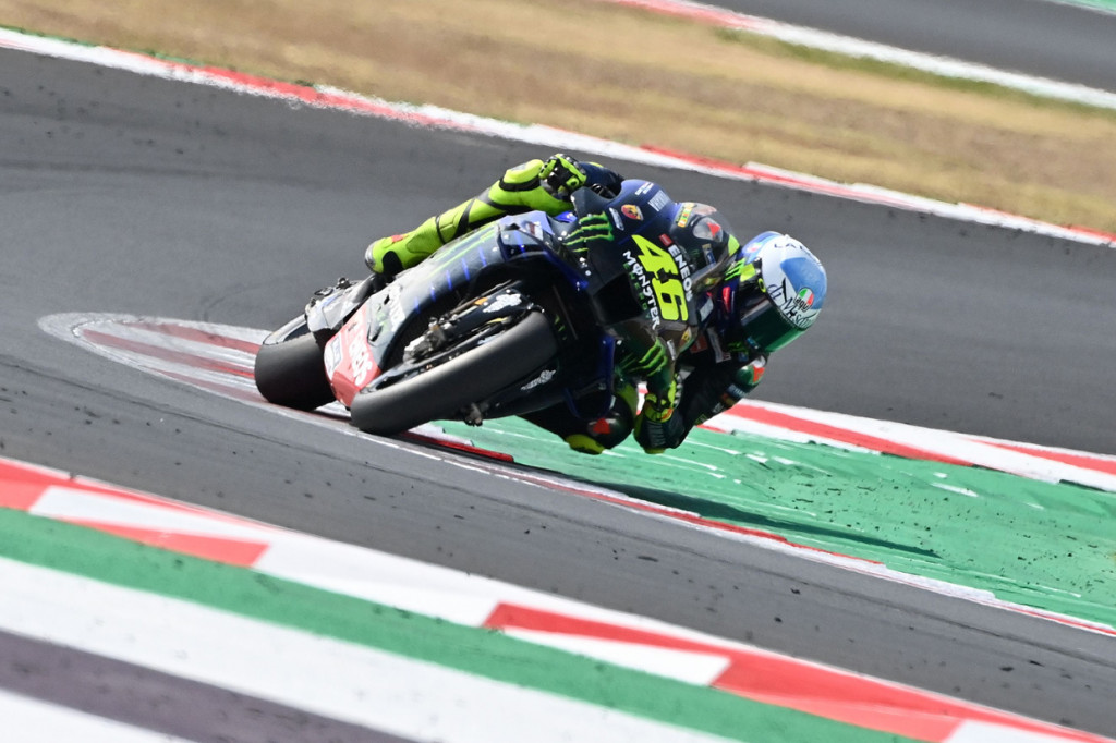 Jika Vinales keluar sebagai pemenang, Rossi harus mengalami mimpi buruk terjatuh saat balapan baru berjalan dua lap. Rossi tak bisa melanjutkan balapan.