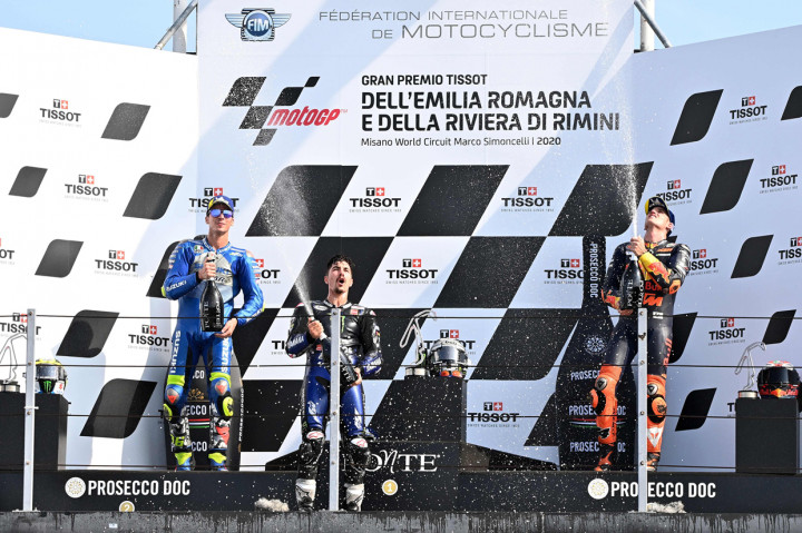 Maverick Vinales, Joan Mir, dan Pol Espargaro melakukan selebrasi di podium dengan sampanye usai pertandingan MotoGP Emilia Romagna 2020.  