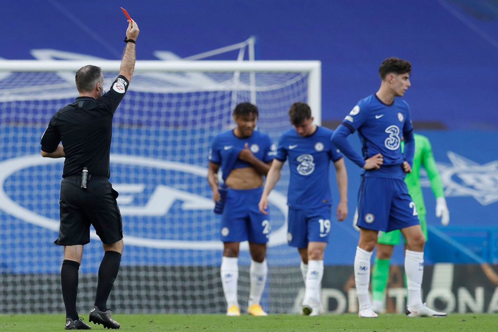 Awalnya dia hanya diberi kartu kuning oleh wasit. Namun, setelah meninjau tayangan ulang VAR wasit Paul Tierney menaikkan hukuman Christensen jadi kartu merah.