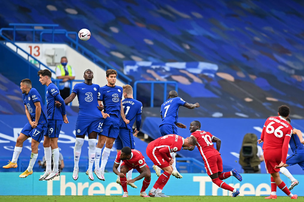 Tendangan bebas hasil pelanggaran itu dieksekusi Trent Alexander-Arnold, namun sayang bola masih melenceng tipis di sisi gawang Kepa Arrizabalaga.