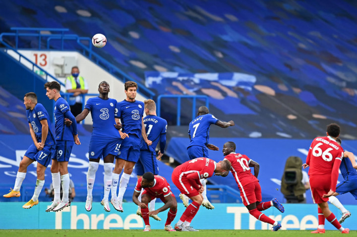 Tendangan bebas hasil pelanggaran itu dieksekusi Trent Alexander-Arnold, namun sayang bola masih melenceng tipis di sisi gawang Kepa Arrizabalaga.