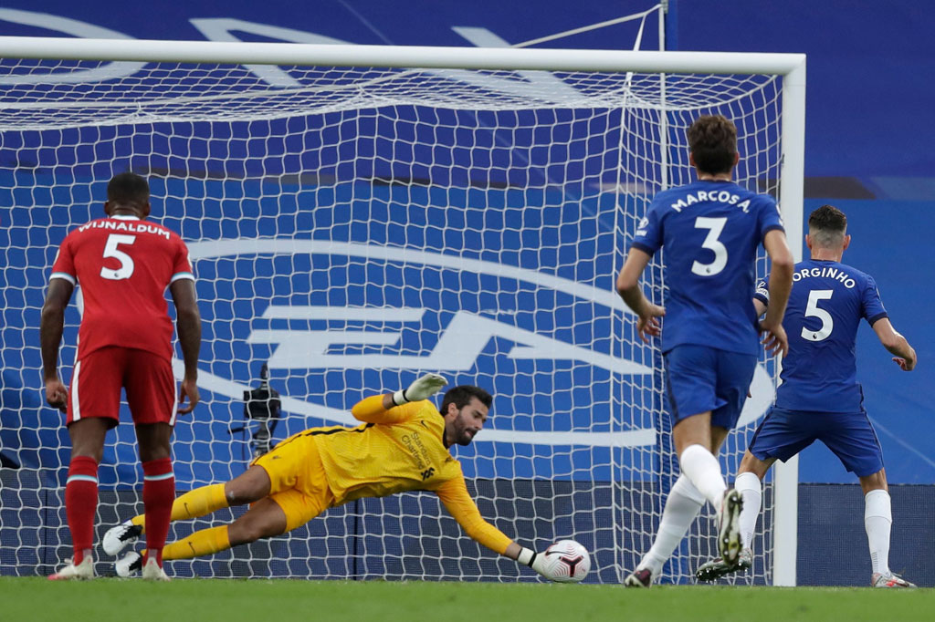 Pada menit ke-73 Chelsea mendapat hadiah tendangan penalti setelah Werner dilanggar Thiago di dalam area terlarang. Namun, eksekusi penalti Jorginho bisa dimentahkan oleh kiper Alisson Becker, yang mencatatkan clean sheet pertamanya setelah enam laga.