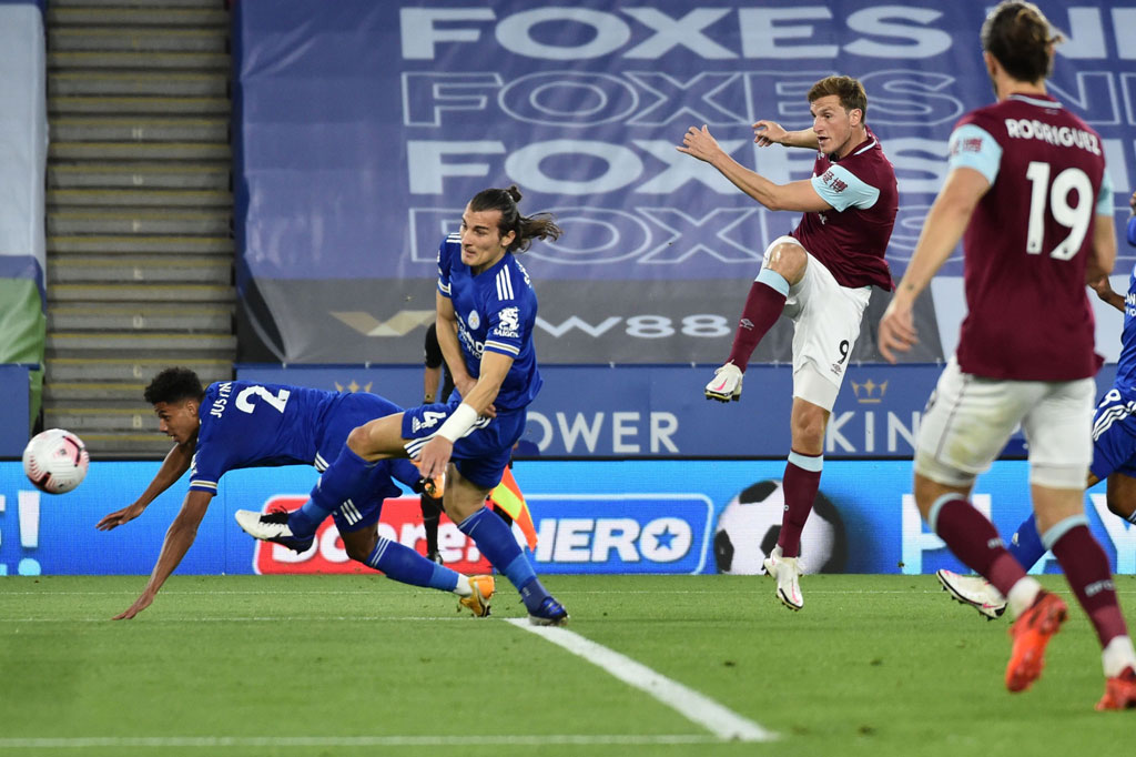 Tim tamu sebetulnya mengawali musim dengan baik dan memimpin lebih dulu saat pertandingan baru berjalan 10 menit lewat sepakan keras Chris Wood, meski VAR sempat meninjau gol itu sebelum disahkan.