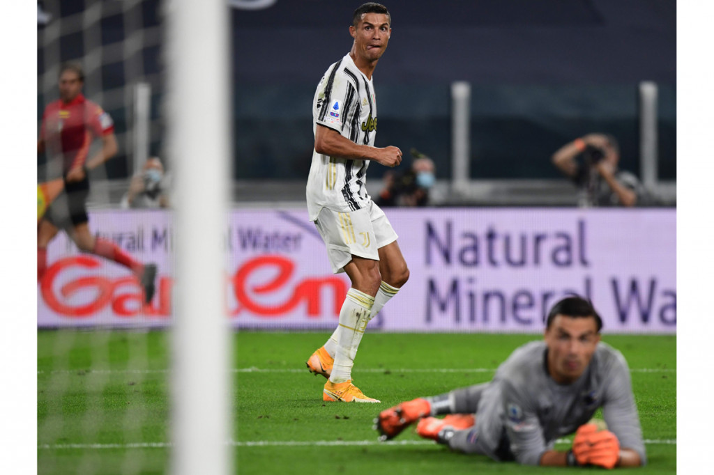 Cristiano Ronaldo saat mencetak gol ke gawang Sampdoria.
