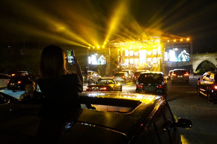 Konser musik drive-in pertama di Yogyakarta itu digelar dengan menerapkan protokol kesehatan untuk mencegah penyebaran Covid-19.