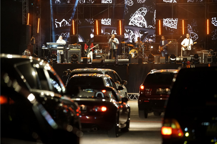 Umumnya konser dimeriahkan oleh tepuk tangan para penonton. Namun dalam konser ini, para penonton antusias membunyikan klakson bersaut-sautan hingga membuat suasana malam konser semakin meriah.