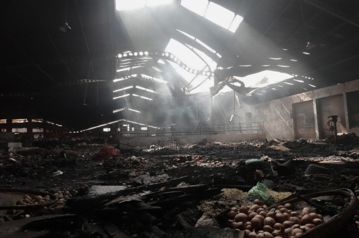 Sejumlah lapak dan kios hangus terbakar di lantai dua Pasar Wage Purwokerto, Banyumas, Jawa Tengah.