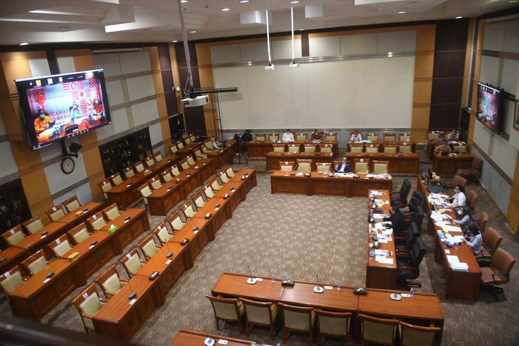 Suasana rapat kerja dan rapat dengar pendapat Komisi III DPR dengan KPK, Kejagung dan Polri secara virtual di Kompleks Parlemen, Senayan, Jakarta. Rapat itu membahas penyesuaian Rencana Kerja dan Anggaran Kementerian dan Lembaga (RKAKL) tahun 2021.