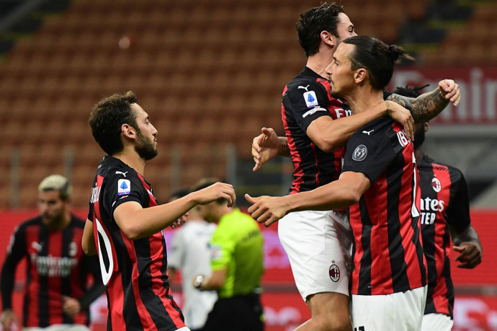 Ibrahimovic melakukan selebrasi bersama rekan-rekan setimnya usai menjebol gawang Bologna yang dikawal Lukasz Skorupski untuk kedua kalinya.