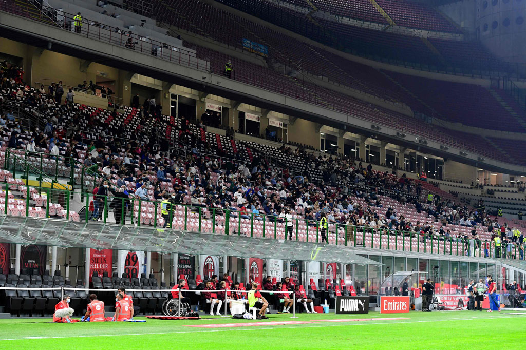 Seribu penonton menyaksikan laga di San Siro ini di bawah protokol ketat covid-19 dan Milan mengundang petugas-petugas kesehatan untuk mengisi tempat-tempat kosong di stadionnya itu. 