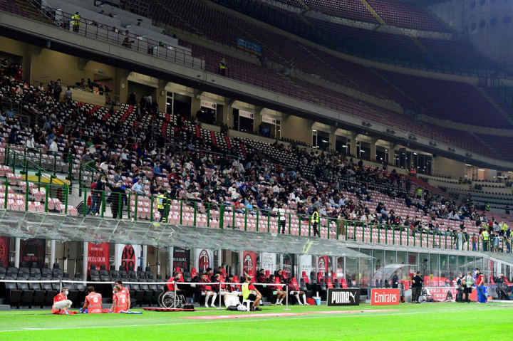 Seribu penonton menyaksikan laga di San Siro ini di bawah protokol ketat covid-19 dan Milan mengundang petugas-petugas kesehatan untuk mengisi tempat-tempat kosong di stadionnya itu. 