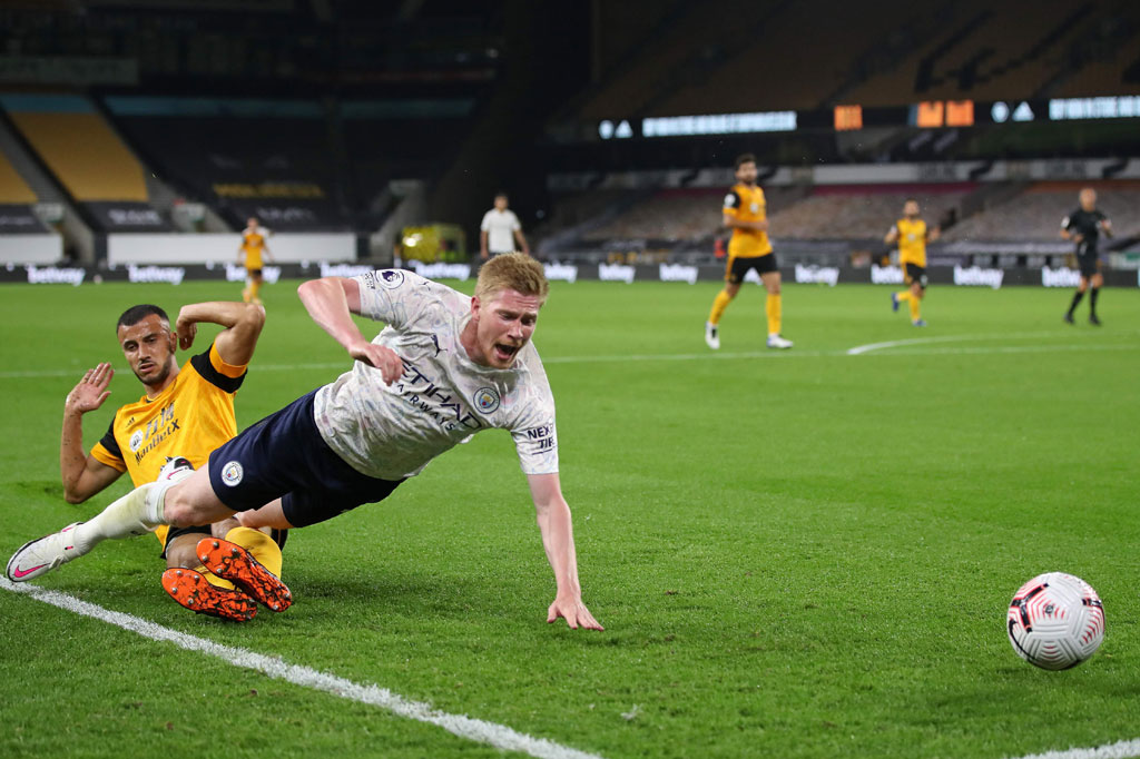 Pada menit ke-19 City mendapat hadiah penalti setelah pemain terbaik tahun ini, Kevin De Bruyne dijatuhkan oleh Romain Saiss di kotak terlarang.