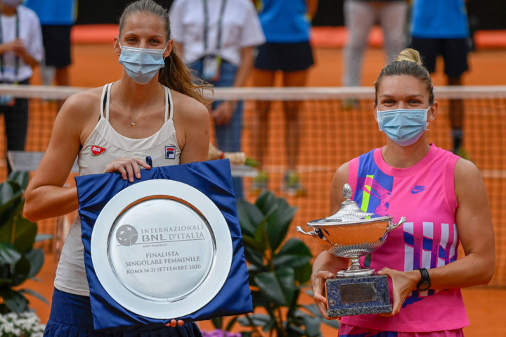 Unggulan teratas Simona Halep merebut gelar juara Italian Open 2020, setelah sang lawan yang merupakan unggulan kedua Karolina Pliskova mundur dari laga final karena cedera saat kedudukan 6-0, 2-1, Senin, 21 September 2020.