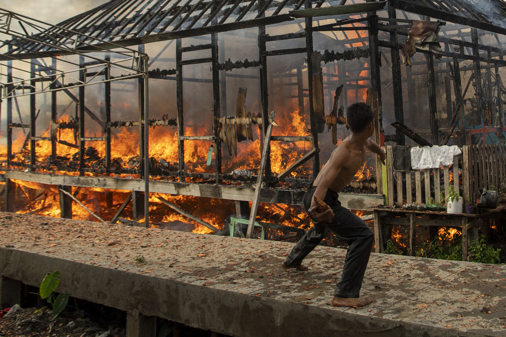 Kebakaran terjadi di permukiman padat penduduk di lorong Pahlawan 35 Ilir, Tanggo Buntung, Kecamatan Ilir Barat II, Palembang, Sumatera Selatan, Selasa, 22 September 2020.
