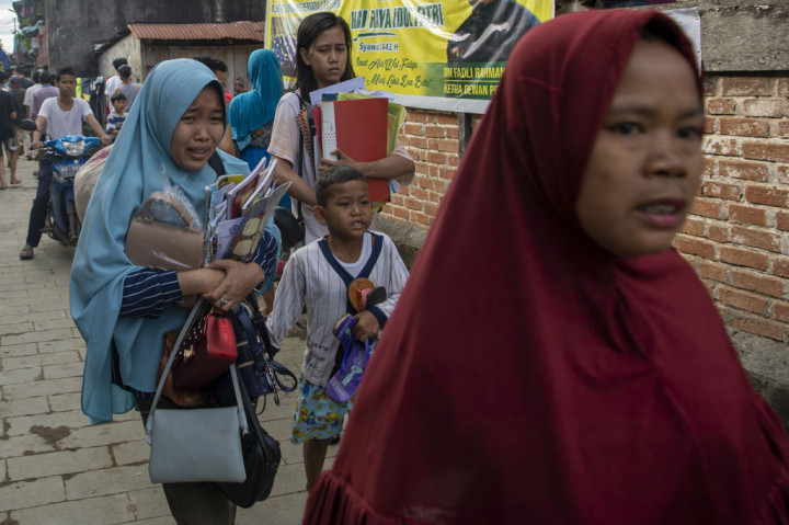 Sementara itu puluhan perempuan dengan diliputi kepanikan berusaha menyelamatkan barang-barang berharganya dari rumah mereka agar terhindar dari sambaran api.