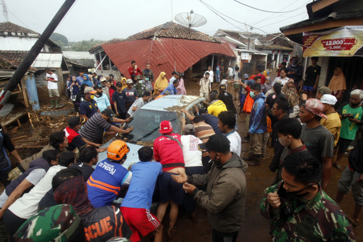 Sejumlah warga mengevakuasi mobil yang terbawa arus pascabanjir bandang di Kampung Cibuntu, Desa Pasawahan, Kecamatan Cicurug, Sukabumi, Jawa Barat, Selasa, 22 September 2020. 