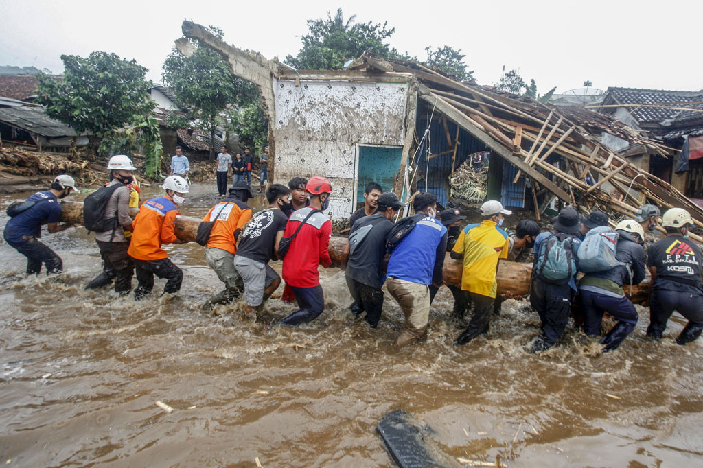 Selain menyebabkan belasan rumah hanyut terbawa air banjir bandang, sejumlah kendaraan baik roda dua maupun empat juga ikut terbawa hanyut, selain itu tiga warga  ikut menjadi korban dan hingga kini masih dalam pencarian.