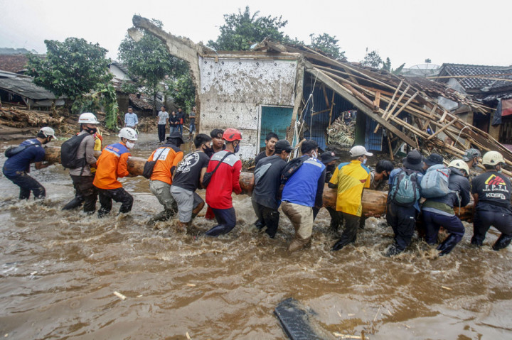 Selain menyebabkan belasan rumah hanyut terbawa air banjir bandang, sejumlah kendaraan baik roda dua maupun empat juga ikut terbawa hanyut, selain itu tiga warga  ikut menjadi korban dan hingga kini masih dalam pencarian.