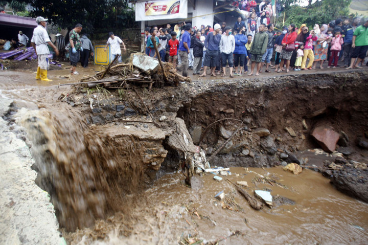Badan Meteorologi, Klimatologi, dan Geofisika telah mengeluarkan peringatan dini cuaca di wilayah Provinsi Jawa Barat untuk Selasa, 22 September 2020 dan Rabu, 23 September 2020 dengan potensi hujan disertai kilat atau petir dan angin kencang.