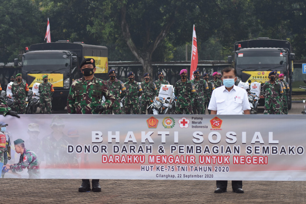 Bakti sosial berupa kegiatan donor darah dan pemberian sembako tersebut digelar secara serentak di 86 instansi TNI di seluruh Indonesia guna membantu masyarakat yang terdampak pandemi Covid-19.