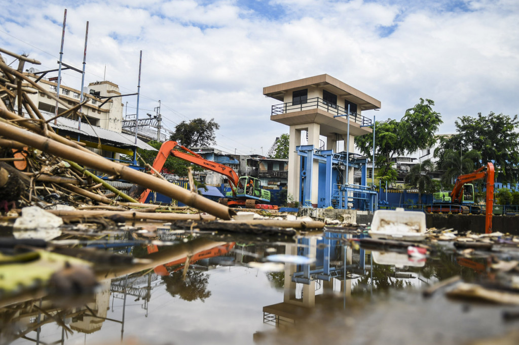 Hujan yang mengguyur wilayah Jakarta dan sekitarnya pada Senin, 21 September 2020 menyebabkan debit air Sungai Ciliwung meningkat dan menghanyutkan sampah ke pintu pintu air Manggarai. ANTARA Foto/Galih Pradipta