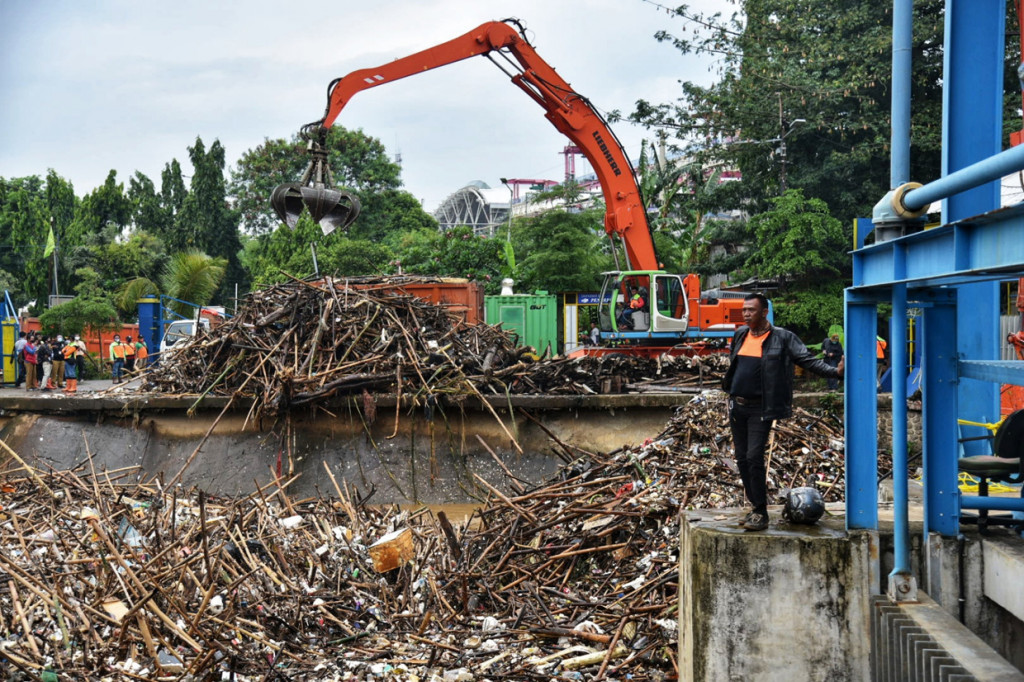 Jumlah petugas yang dikerahkan untuk membersihkan sampah, yakni 20 orang dengan armada 20 unit. Ada tiga jenis alat berat yang digunakan. MI/Fransisco Carollio