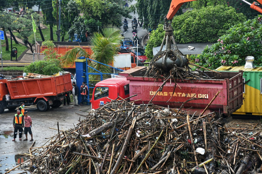 Dinas Lingkungan Hidup DKI Jakarta mencatat lebih dari 800 ton sampah menumpuk di Pintu Air Manggarai pada Selasa, 22 September 2020. MI/Fransisco Carollio