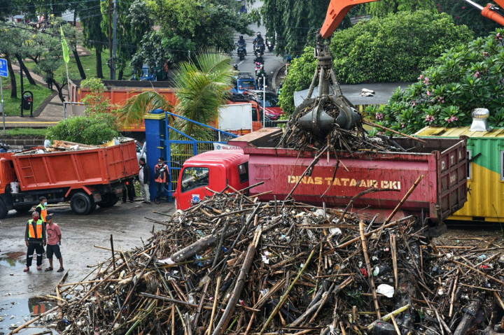 Dinas Lingkungan Hidup DKI Jakarta mencatat lebih dari 800 ton sampah menumpuk di Pintu Air Manggarai pada Selasa, 22 September 2020. MI/Fransisco Carollio