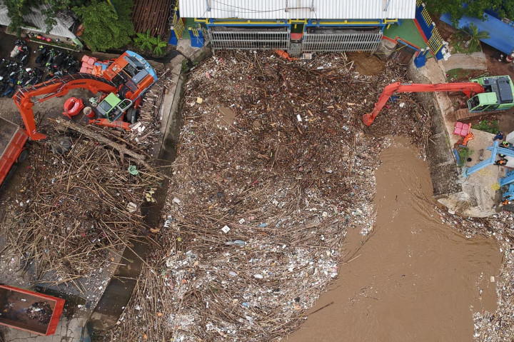 Hingga saat ini, sudah terkumpul 63 ton sampah di BKB Season City, Jakarta Barat. Sampah diangkut menggunakan dump truck tipper besar dengan perjalanan 3 rit. ANTARA Foto/Galih Pradipta