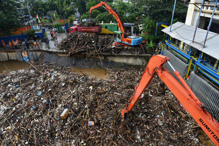 Dinas Lingkungan Hidup DKI Jakarta juga menyiagakan 15 petugas dengan 5 unit armada dan dua unit alat berat. Bahkan, 10 petugas juga disiagakan di Sungai Ciliwung, Jembatan Kampung Melayu, Jakarta Timur, dengan 5 unit armada, 2 unit di antaranya alat berat. MI/Fransisco Carollio