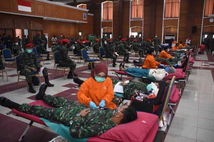 Dalam rangka memperingati HUT ke-75 TNI dan meringankan beban masyarakat yang membutuhkan darah, Komando Pasukan Khusus (Kopassus) menggelar kegiatan bakti sosial donor darah, di Balai Komando Makopassus, Cijantung, Jakarta Timur, Selasa, 22 Septemer 2020.