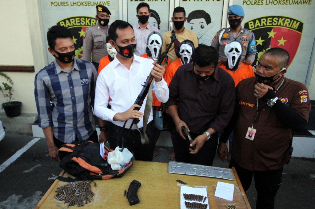 Ke Empat tersangka jaringan Kelompok Kriminal Bersenjata (KKB) itu yakni MJ, IS (28), AU (40), dan JN (34) melakukan penculikan terhadap Maimun Darwis (44) pemilik Showroom sepeda motor di Lhokseumawe, ditangan tersangka polisi mengamankan 1 pucuk AK-56, 24 butir peluru dan 1 pucuk pistol Sig Sauer berikut 5 butir peluru.