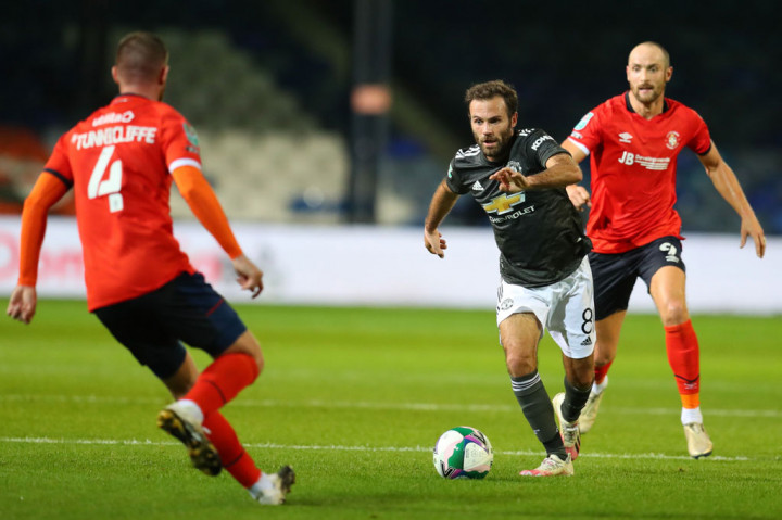 MU langsung mengurung pertahanan tuan rumah sejak awal laga. Pada menit ketiga tim tamu mendapatkan peluang lewat Juan Matta. Menerima umpan dari Jesse Lingard tembakan keras Matta masih dapat digagalkan kiper Luton James Shea.