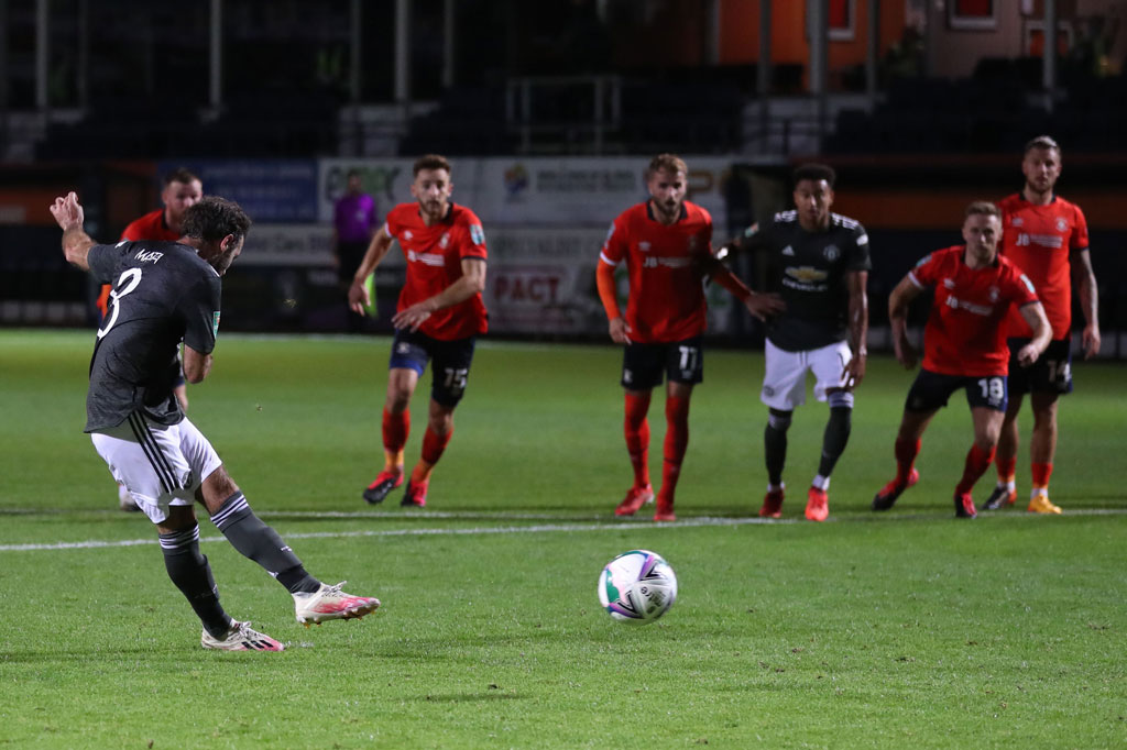 MU mendapat hadiah penalti pada menit ke-44 setelah Brandon Williams dilanggar oleh George Moncur terhadap di kotak terlarang. Mata yang bertindak sebagai algojo sukses menunaikan tugasnya untuk membawa timnya memimpin menjelang turun minum.