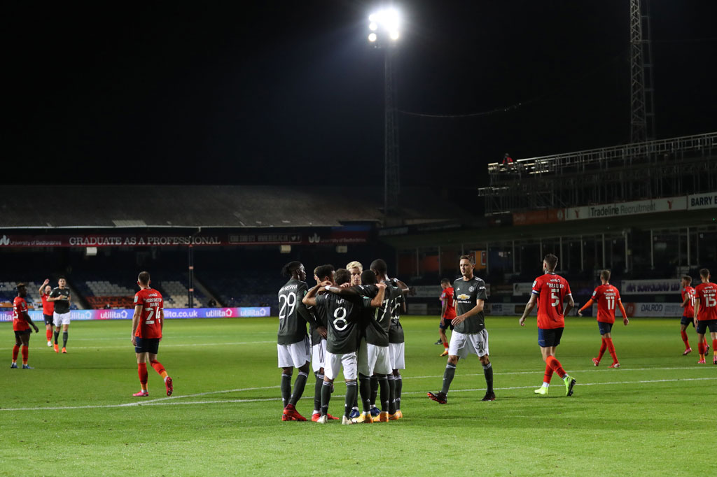 Mata melakukan selebrasi bersama rekan-rekan setimnya usai menjebol gawang tuan rumah.