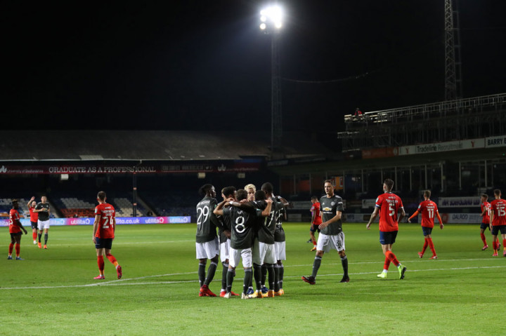 Mata melakukan selebrasi bersama rekan-rekan setimnya usai menjebol gawang tuan rumah.