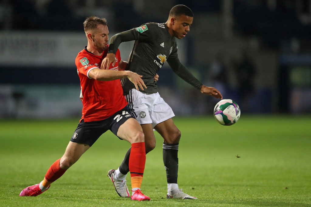 Untuk menambah daya gedor timnya, Solkjaer kemudian memasukkan Bruno Fernandes, Marcus Rashford, dan Mason Greenwood saat laga tinggal menyisakan 11 menit. Namun justru Luton yang sempat mengancam lewat tandukan Tom Lockyer. Beruntung masih dapat digagalkan kiper Henderson.