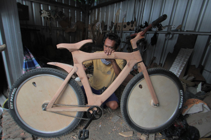 Perajin menyelesaikan pembuatan sepeda kayu di rumah produksi L-Benr di Lobener, Jatibarang, Indramayu, Jawa Barat.